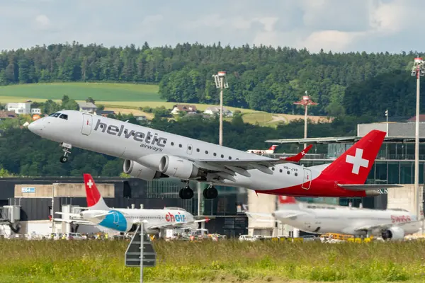 Zürih, İsviçre, 16 Mayıs 2025 HB-JVP Helvetic Airways Embraer E190LR uçağı kalkıyor.