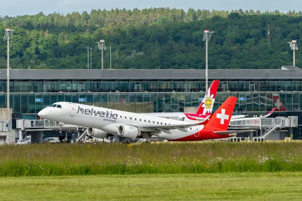 Zürih, İsviçre, 16 Mayıs 2025 HB-JVO Helvetic Airways Embraer E190LR uçağı kalkıyor.