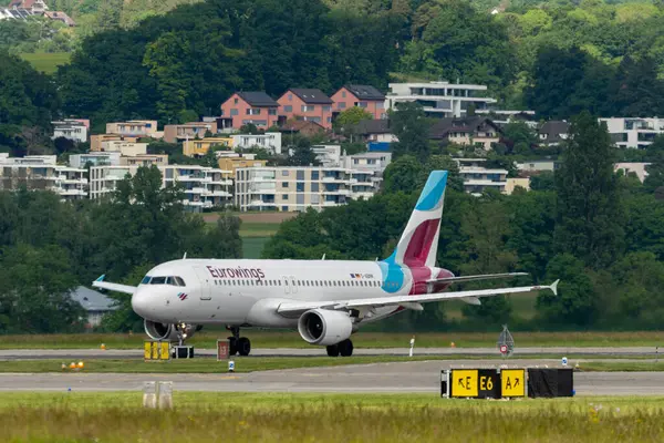 Zürih, İsviçre, 16 Mayıs 2025 D-ABNK Eurowings Airbus A320-214 Pist 28 'den kalkıyor.