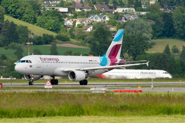 Zürih, İsviçre, 16 Mayıs 2025 D-ABNK Eurowings Airbus A320-214 Pist 28 'den kalkıyor.
