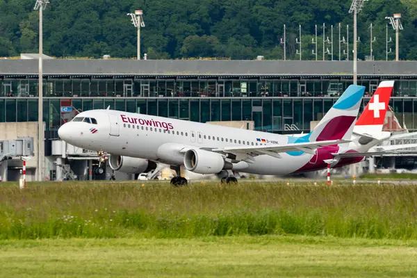 Zürih, İsviçre, 16 Mayıs 2025 D-ABNK Eurowings Airbus A320-214 Pist 28 'den kalkıyor.