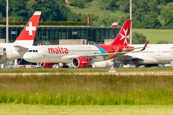 Zürih, İsviçre, 16 Mayıs 2025 9H-NEB Air Malta Airbus A320-251N Neo uçağı kapıya yanaşıyor.
