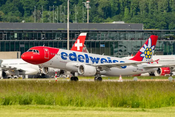 Zürih, İsviçre, 16 Mayıs 2025 HB-JLR Edelweiss Air Airbus A320-214 uçağı kalkıyor.