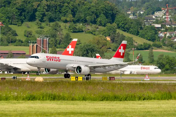 Zürih, İsviçre, 16 Mayıs 2025 HB-JPE İsviçre Airbus A321-271NX Neo uçağı kalkıyor.