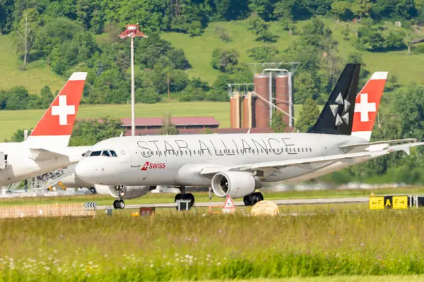 Zürih, İsviçre, 16 Mayıs 2025 HB-IJN İsviçre Yıldızlar İttifakı Airbus A320-214 Pist 28 'den kalkıyor.