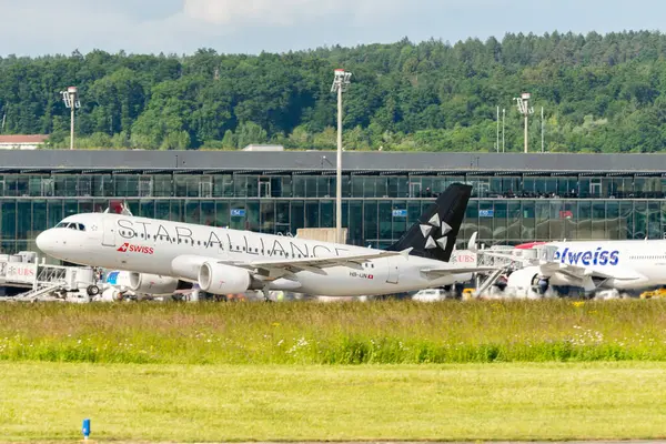 Zürih, İsviçre, 16 Mayıs 2025 HB-IJN İsviçre Yıldızlar İttifakı Airbus A320-214 Pist 28 'den kalkıyor.