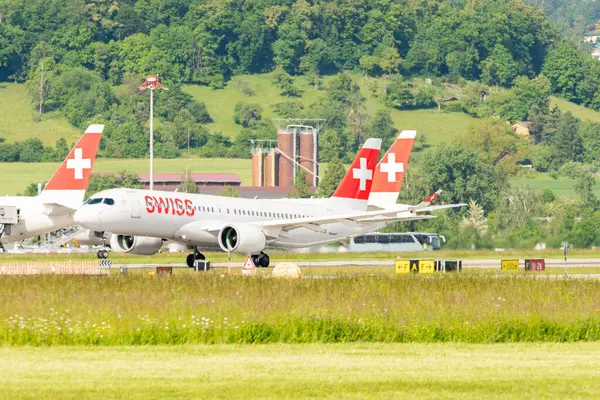 Zürih, İsviçre, 16 Mayıs 2025 HB-JCE İsviçre Airbus A220-300 veya Bombacı CS-300 uçağı kalkıyor.