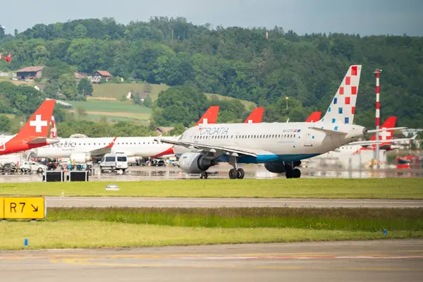 Zürih, İsviçre, 16 Mayıs 2025 9A-CTH Croatia Airlines Airbus A319-112 uçağı kalkış konumuna geçiyor.