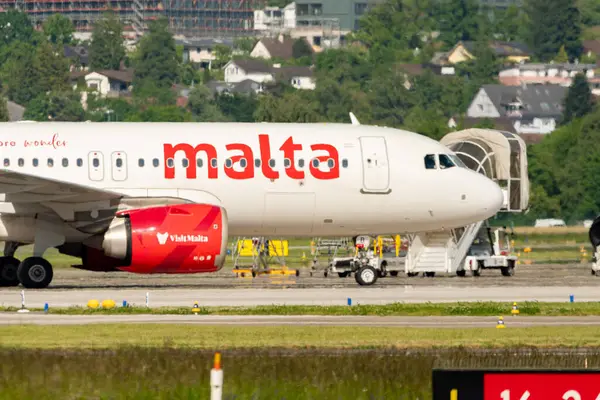 Zürih, İsviçre, 16 Mayıs 2025 9H-NEB Air Malta Airbus A320-251N Neo uçağı kapıya yanaşıyor.