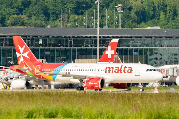 Zürih, İsviçre, 16 Mayıs 2025 9H-NEB Air Malta Airbus A320-251N Neo uçağı kapıya yanaşıyor.