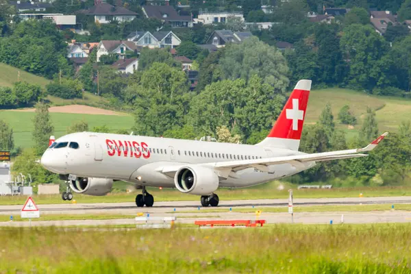 Zürih, İsviçre, 16 Mayıs 2025 HB-JCR İsviçre Airbus A220-300 veya Bombacı CS-300 uçağı kalkıyor.