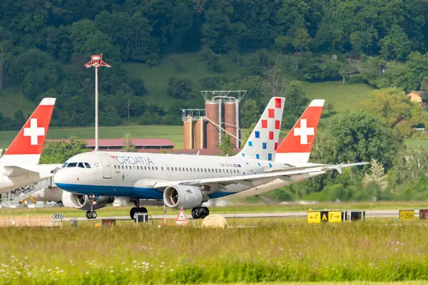 Zürih, İsviçre, 16 Mayıs 2025 9A-CTH Croatia Airlines Airbus A319-112 numaralı uçak kalkıyor.