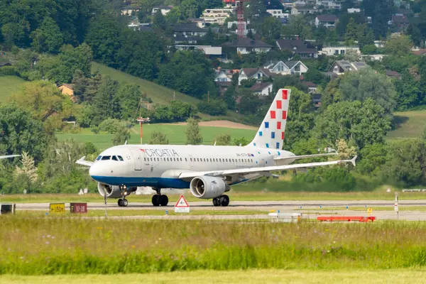 Zürih, İsviçre, 16 Mayıs 2025 9A-CTH Croatia Airlines Airbus A319-112 numaralı uçak kalkıyor.