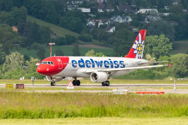 Zürih, İsviçre, 16 Mayıs 2025 HB-IJU Edelweiss Air Airbus A320-214 uçağı kalkıyor.