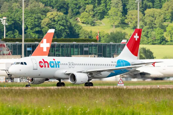 Zürih, İsviçre, 16 Mayıs 2025 HB-JOP Başkanı Airlines Airbus A320-214 uçağı kalkıyor.
