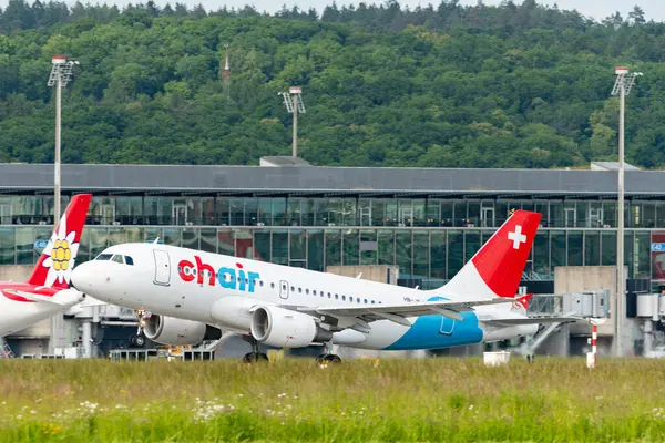 Zürih, İsviçre, 16 Mayıs 2025 HB-JOJ Chair Airlines Airbus A319-112 numaralı uçak kalkıyor.