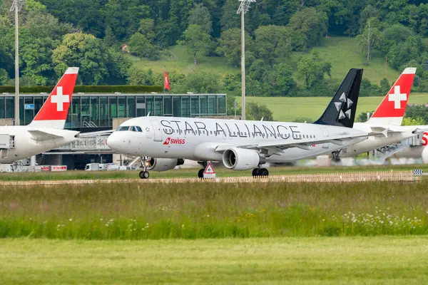 Zürih, İsviçre, 16 Mayıs 2025 HB-IJO Swiss Star Alliance Airbus A320-214 numaralı uçak kalkıyor.