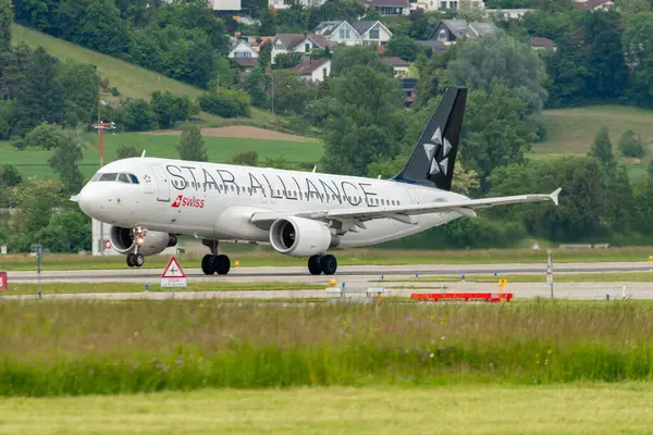 Zürih, İsviçre, 16 Mayıs 2025 HB-IJM Swiss Star Alliance Airbus A320-214 pistten kalkıyor.