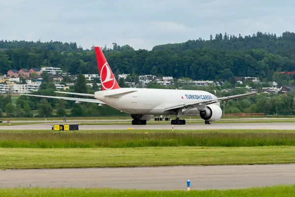 Zürih, İsviçre, 16 Mayıs 2025 TC-LJP Türk Kargo Boeing 777-F uçağı kalkış konumuna geçiyor
