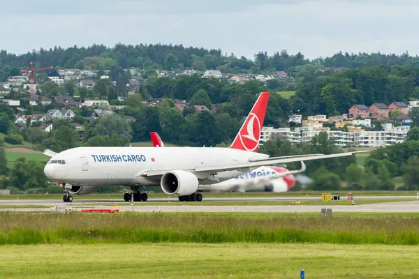 Zürih, İsviçre, 16 Mayıs 2025 TC-LJP Türk Kargo Boeing 777-F uçağı kalkıyor.