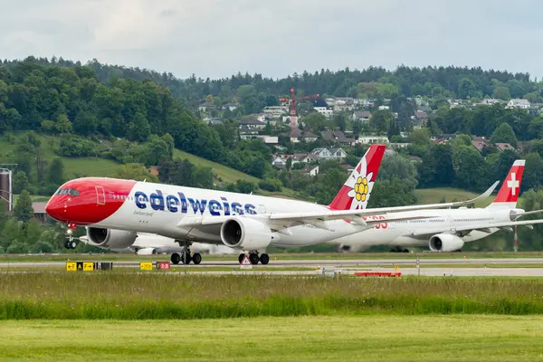 Zürih, İsviçre, 16 Mayıs 2025 HB-IHF Edelweiss Air Airbus A350-941 uçağı kalkıyor.
