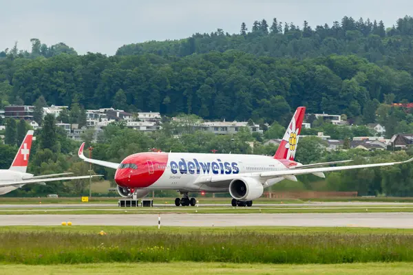 Zürih, İsviçre, 16 Mayıs 2025 HB-IHF Edelweiss Air Airbus A350-941 uçağı kalkıyor.