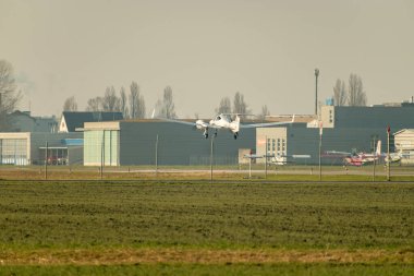 Saint Gallen, Altenrhein, İsviçre, 14 Ocak 2025 HB-LTV Diamond DA42 Twin Star uçağı 28 numaralı piste yaklaşıyor.