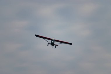 Saint Gallen, Altenrhein, İsviçre, 14 Ocak 2025 HB-KHN Amerikan Şampiyonu 8GCBC uçağı 28 numaralı piste yaklaşıyor.