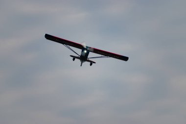 Saint Gallen, Altenrhein, İsviçre, 14 Ocak 2025 HB-KHN Amerikan Şampiyonu 8GCBC uçağı 28 numaralı piste yaklaşıyor.