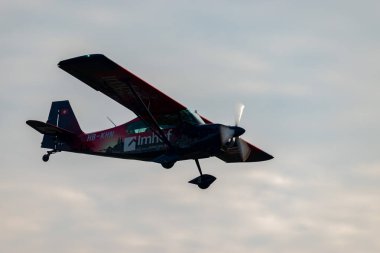 Saint Gallen, Altenrhein, İsviçre, 14 Ocak 2025 HB-KHN Amerikan Şampiyonu 8GCBC uçağı 28 numaralı piste yaklaşıyor.