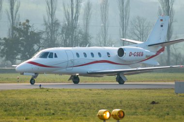 Saint Gallen, Altenrhein, İsviçre, 14 Ocak 2025 D-CSEB Cessna Citation XLS + iş uçağı 28 numaralı piste diziliyor.