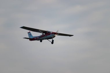 Saint Gallen, Altenrhein, İsviçre, 14 Ocak 2025 HB-CWA Reims Cessna FRA150L Aerobat uçağı 28 numaralı piste yaklaşıyor.