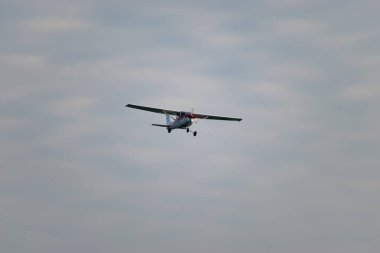 Saint Gallen, Altenrhein, İsviçre, 14 Ocak 2025 HB-CWA Reims Cessna FRA150L Aerobat uçağı 28 numaralı piste yaklaşıyor.