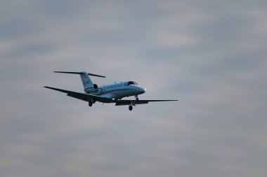 Saint Gallen, Altenrhein, İsviçre, 14 Ocak 2025 OE-GMB Cessna Citation CJ3 uçağı 28 numaralı piste yaklaşıyor.