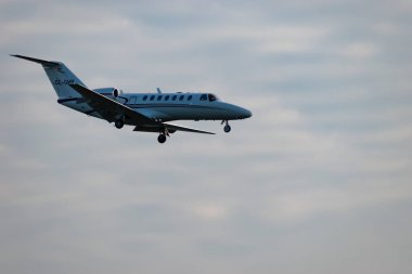 Saint Gallen, Altenrhein, İsviçre, 14 Ocak 2025 OE-GMB Cessna Citation CJ3 uçağı 28 numaralı piste yaklaşıyor.