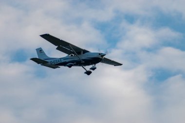 Saint Gallen, Altenrhein, İsviçre, 14 Ocak 2025 D-ESAS Cessna 182T Skylane uçağı 28 numaralı piste yaklaşıyor.