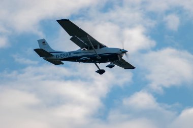 Saint Gallen, Altenrhein, İsviçre, 14 Ocak 2025 D-ESAS Cessna 182T Skylane uçağı 28 numaralı piste yaklaşıyor.