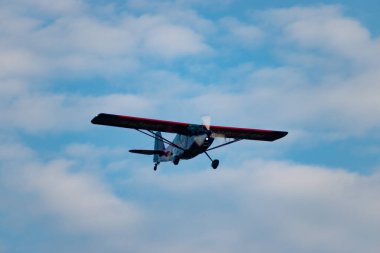 Saint Gallen, Altenrhein, İsviçre, 14 Ocak 2025 HB-KHN Amerikan Şampiyonu 8GCBC uçağı 28 numaralı piste yaklaşıyor.