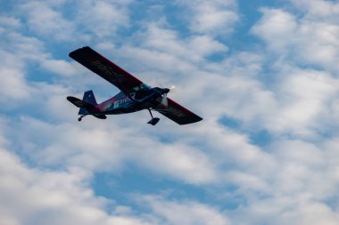 Saint Gallen, Altenrhein, İsviçre, 14 Ocak 2025 HB-KHN Amerikan Şampiyonu 8GCBC uçağı 28 numaralı piste yaklaşıyor.