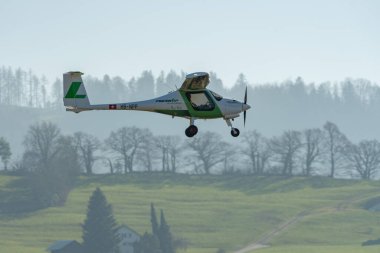 Saint Gallen, Altenrhein, İsviçre, 3 Mart 2025 HB-NPP Pipistrel Velis Club uçağı 28 numaralı piste yaklaşıyor.