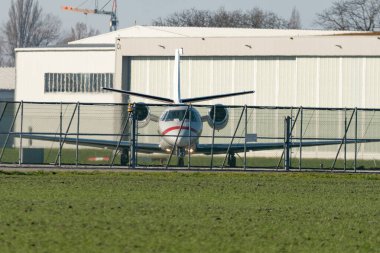 Saint Gallen, Altenrhein, İsviçre, 3 Mart 2025 D-CSEB Cessna Citation XLS + uçak 28 numaralı piste diziliyor.