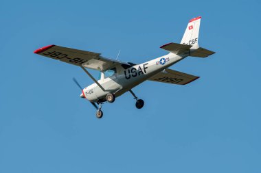 Saint Gallen, Altenrhein, İsviçre, 3 Mart 2025 HB-CBF Reims Cessna F150F uçağı 28 numaralı piste yaklaşıyor.