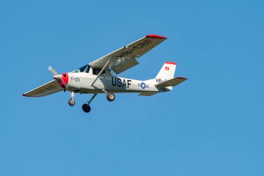 Saint Gallen, Altenrhein, İsviçre, 3 Mart 2025 HB-CBF Reims Cessna F150F uçağı 28 numaralı piste yaklaşıyor.
