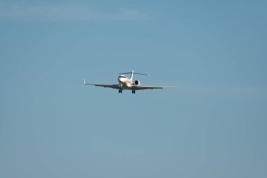 Saint Gallen, Altenrhein, İsviçre, 3 Mart 2025 CS-GLH Bombacısı Global 6000 uçak pisti görsel daire yaklaşımı