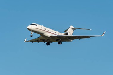 Saint Gallen, Altenrhein, İsviçre, 3 Mart 2025 CS-GLH Bombacısı Global 6000 uçak pisti görsel daire yaklaşımı