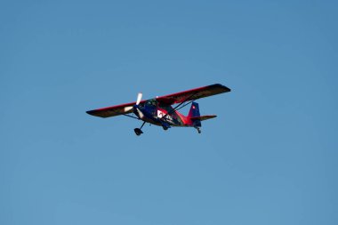 Saint Gallen, Altenrhein, İsviçre, 3 Mart 2025 HB-KHN Amerikan Şampiyonu 8GCBC uçağı 28 numaralı piste yaklaşıyor.