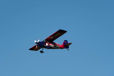 Saint Gallen, Altenrhein, İsviçre, 3 Mart 2025 HB-KHN Amerikan Şampiyonu 8GCBC uçağı 28 numaralı piste yaklaşıyor.