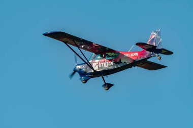 Saint Gallen, Altenrhein, İsviçre, 3 Mart 2025 HB-KHN Amerikan Şampiyonu 8GCBC uçağı 28 numaralı piste yaklaşıyor.