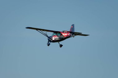 Saint Gallen, Altenrhein, İsviçre, 3 Mart 2025 HB-KHN Amerikan Şampiyonu 8GCBC uçağı 28 numaralı piste yaklaşıyor.