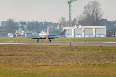 Saint Gallen, Altenrhein, İsviçre, 5 Mart 2025 HB-RCJ Pilatus P-3-05 uçağı 28 numaralı piste yaklaşıyor.